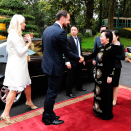 Kronprinsparet ble ønsket offisielt velkommen av Vietnams visepresident, H.E. fru Nguyen Thi Doan. Foto: Lise Åserud, NTB scanpix